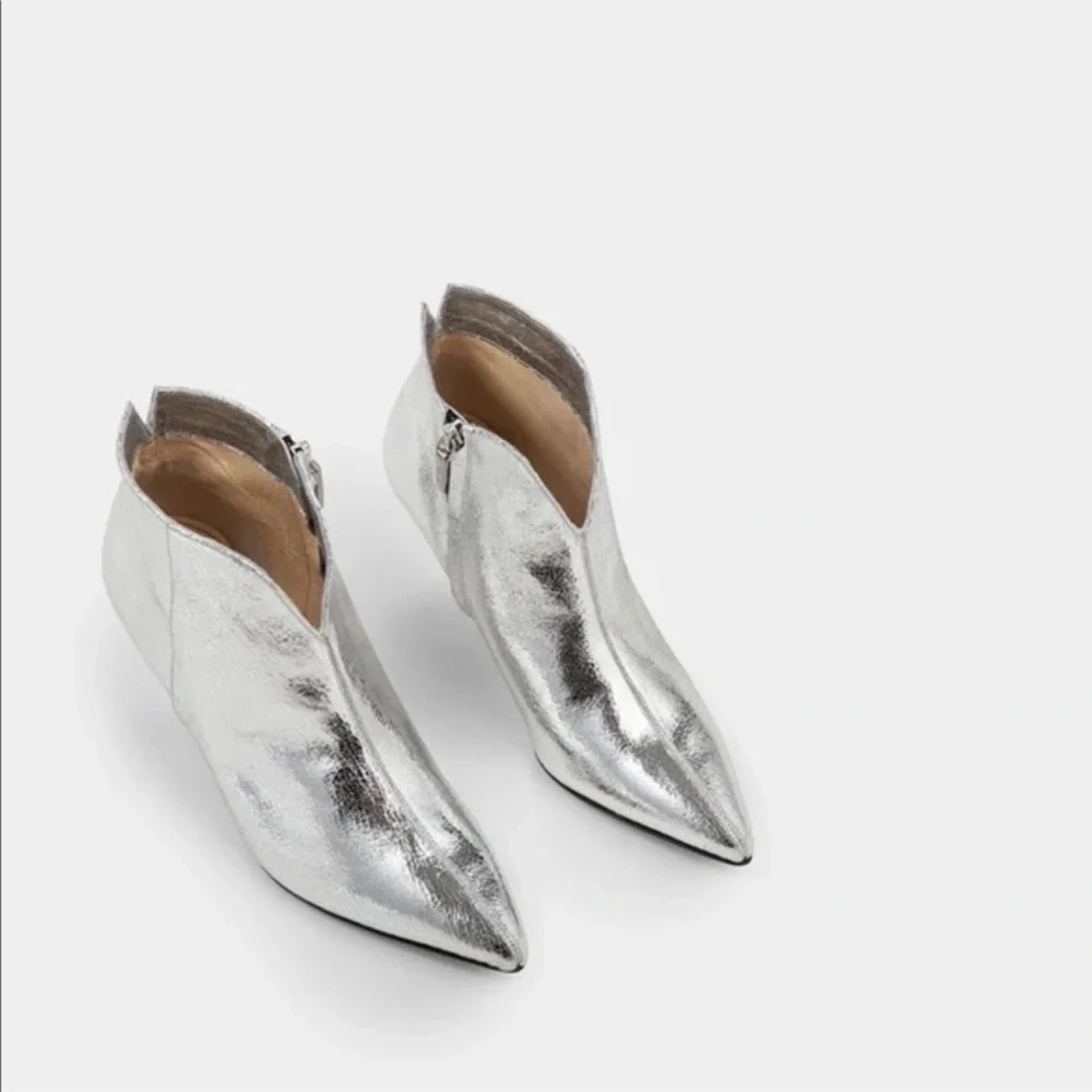 Anthropologie Ivylee Copenhagen Vivian Silver Metallic Ankle Boots 5.5 Pointed